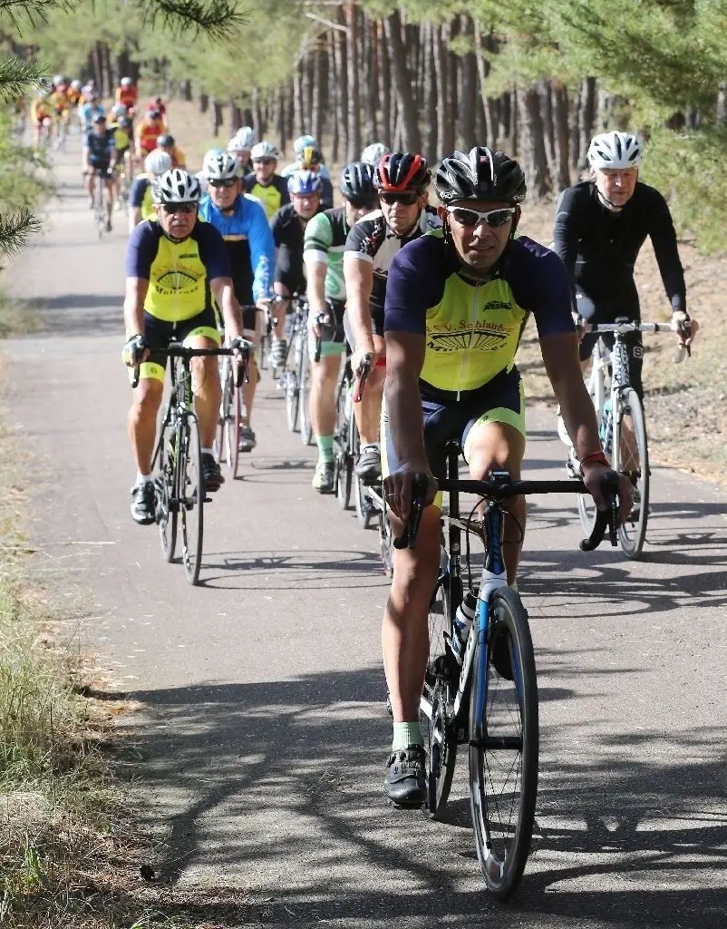 Mit "gemütlichen" maximal 30 Kilometern je Stunde gingen die Teilnehmer des Old Men Race auf die vier Erwärmungsrunden in Groß Lindow.