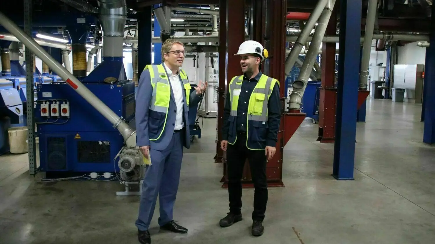 Wie werden bei Genan in Oranienburg Altreifen recycelt? Der Landtagsabegordnete Björn Lüttmann (SPD) wurde am Donnerstag (25. August) von Standortleiter Sebastian Sperber (r.) über das Unternehmen informiert.