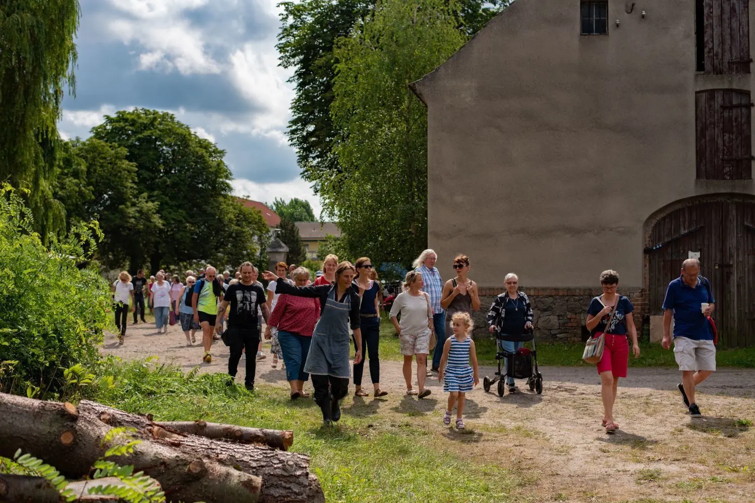 So ein Getümmel: Hunderte Besucher folgen auf dem Schlossgut-Gelände den Darbietungen der Künstler.