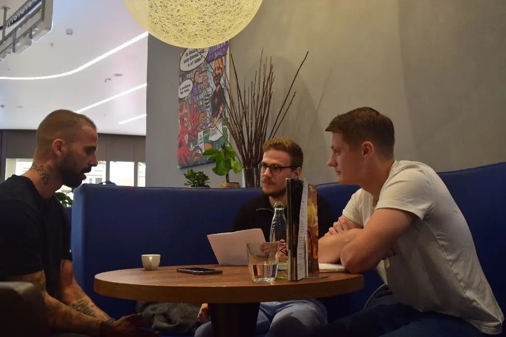 Benjamin Köhler im Gespräch mit den MOZ-Volontären Thomas Sabin und Lukas Grybowski (Foto links)