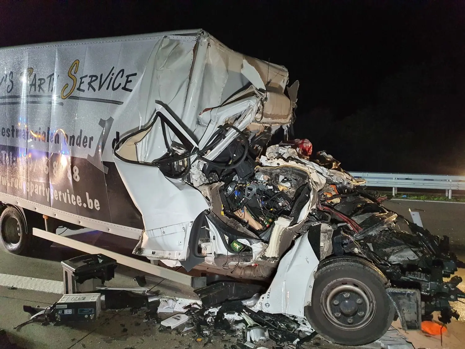 Aufgrund gesundheitlicher Probleme kam ein Lkw-Fahrer auf der A2 zwischen Wollin und Ziesar von der Fahrbahn ab und fuhr nach links in die Mittelleitplanke.