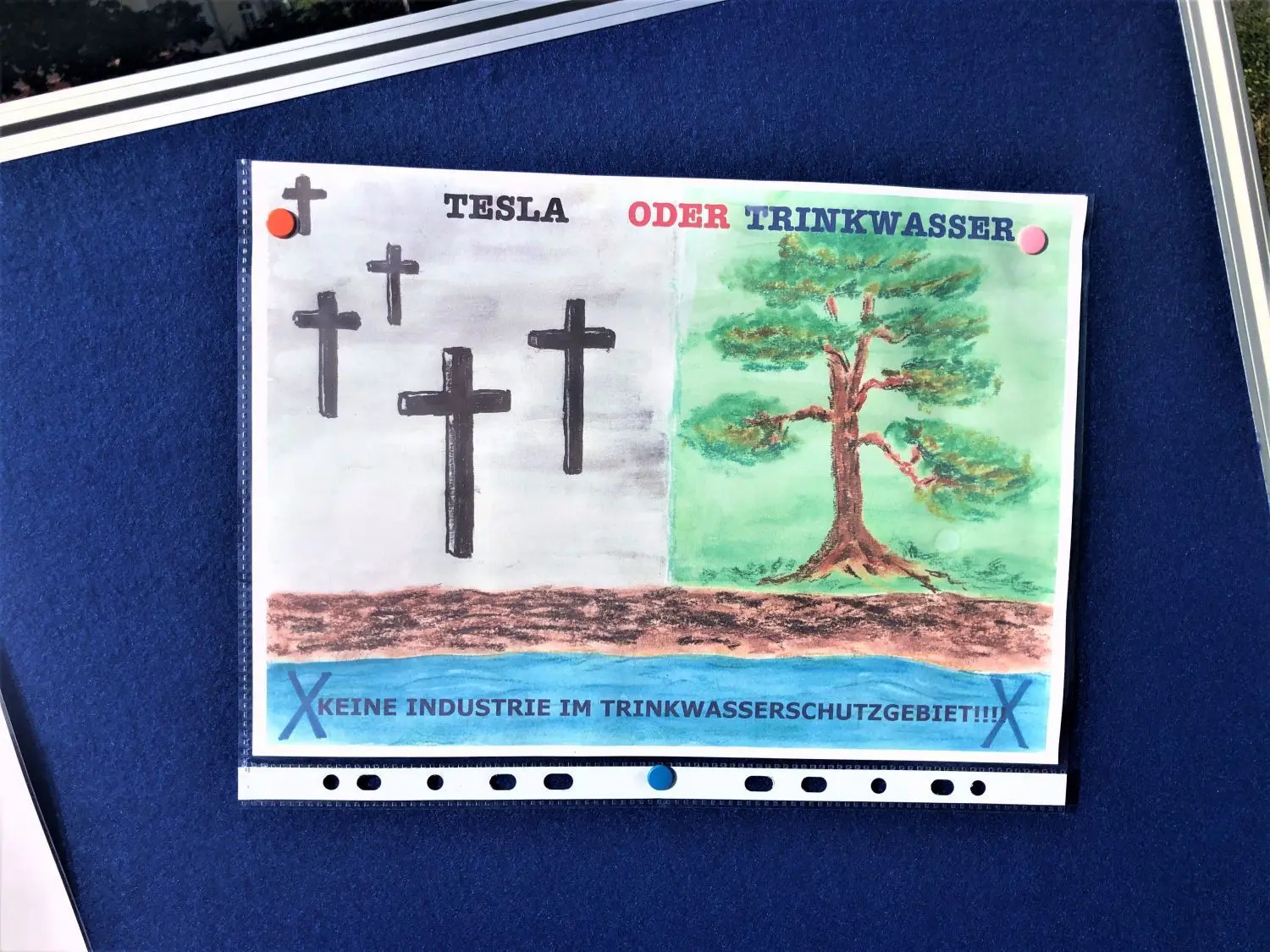 Schlimme Befürchtung: Protestplakat vor der Stadthalle Erkner. Drinnen findet die Anhörung zum Bau des Tesla-Werkes in Grünheide statt.