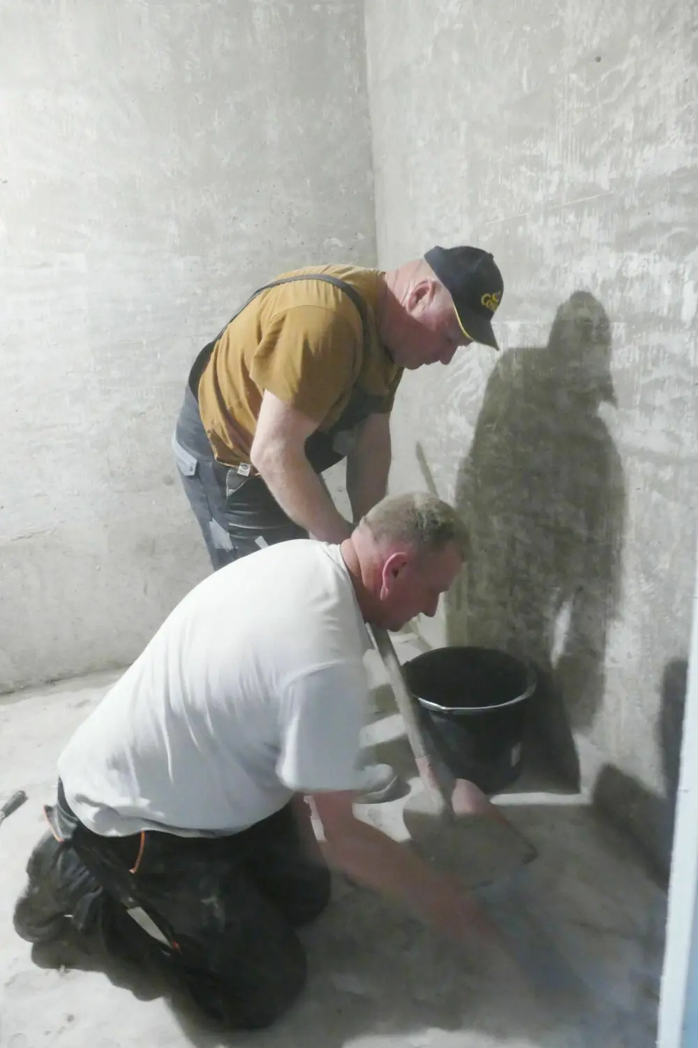Sanierung Schützenstraße Biesenthal - polnische Arbeiter haben im Bad die Fliesen abgestemmt.