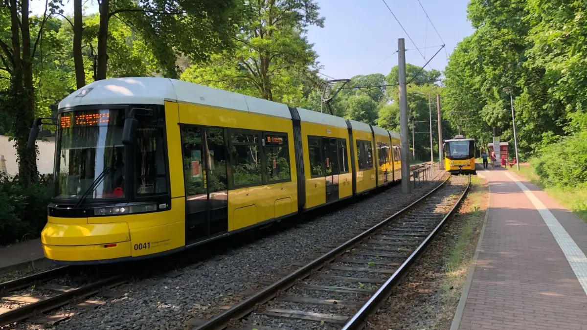 Modern und barrierefrei: Die Strausberger Straßenbahn, hier an der Haltestelle Hegermühle, soll trotz Finanzierungsdefiziten weiterfahren.
Strausberg, 10.5.2021 Strausberger Eisenbahn Straßenbahn der Linie 89 an der Haltestelle Hegermühle