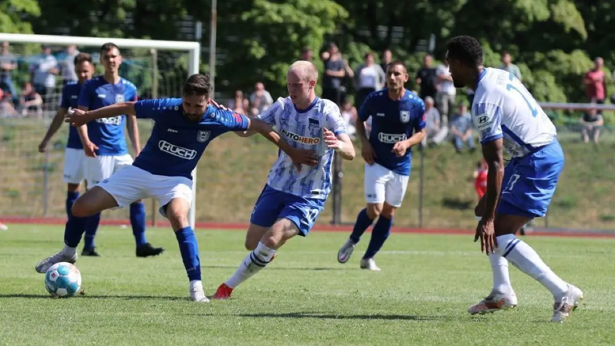 Bekannter Gegner: Lukas Meyer-Kraeft (am Ball, hier gegen Dennis Jastrzembski) wechselte 2009 vom Oranienburger FC Eintracht zu Hertha BSC und durchlief dort die Nachwuchsabteilung.
MSV Neuruppin gegen Hertha BSC Berlin , Testspiel im Rahmen des einwöchigen Trainingslagers , hier Lukas Kraeft gegen Dennis Jastrembinski