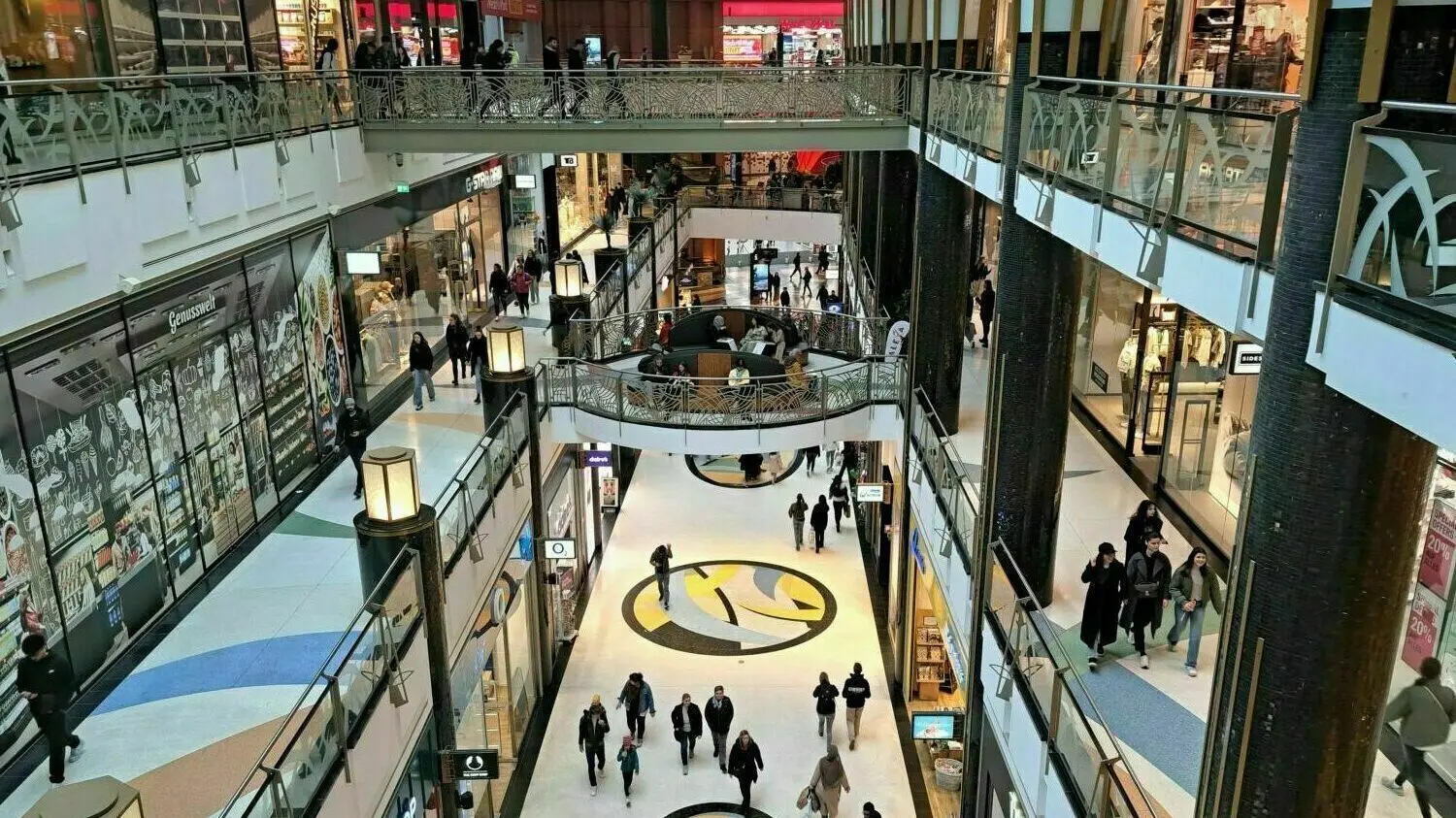 Blick in das Einkaufszentrum Alexa an der Grunerstraße in Berlin-Mitte.