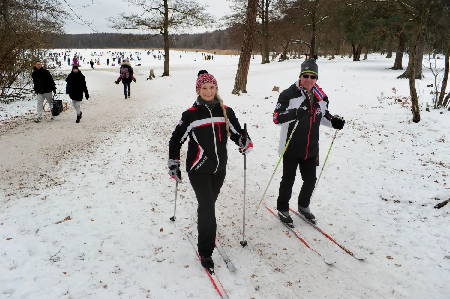 Aktive Sportler: Ines und Olaf Kalusche aus Panketal sind am Gorinsee mit Langlauf-Ski unterwegs.