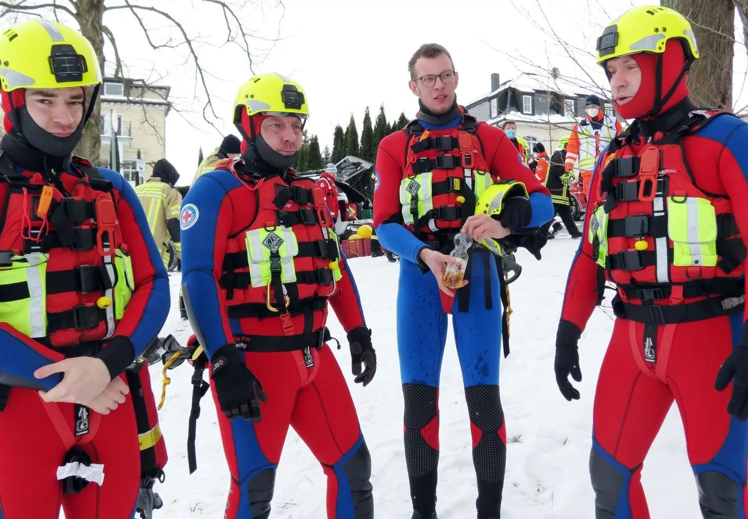Die Opfer-Darsteller von der DRK-Wasserwacht Alan Hübner, Ronny Meier, Moritz Reinke und Falk Hoffmann in ihrer speziellen Schutzkleidung