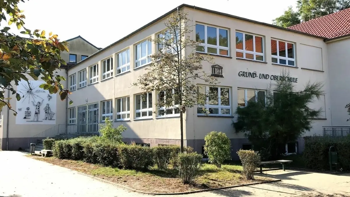 Braucht mehr Platz: Die Grund- und Oberschule Müllrose soll einen zweiten Ergänzungsbau bekommen. Bezahlt werden muss er durch die Stadt. Doch wie groß ist eigentlich der Anteil der Müllroser Kinder und Jugendlichen in der Schule? (Archivfoto)
Müllrose. Grund- und Oberschule. 12.10.2021. Foto: MOZ/Frank Groneberg