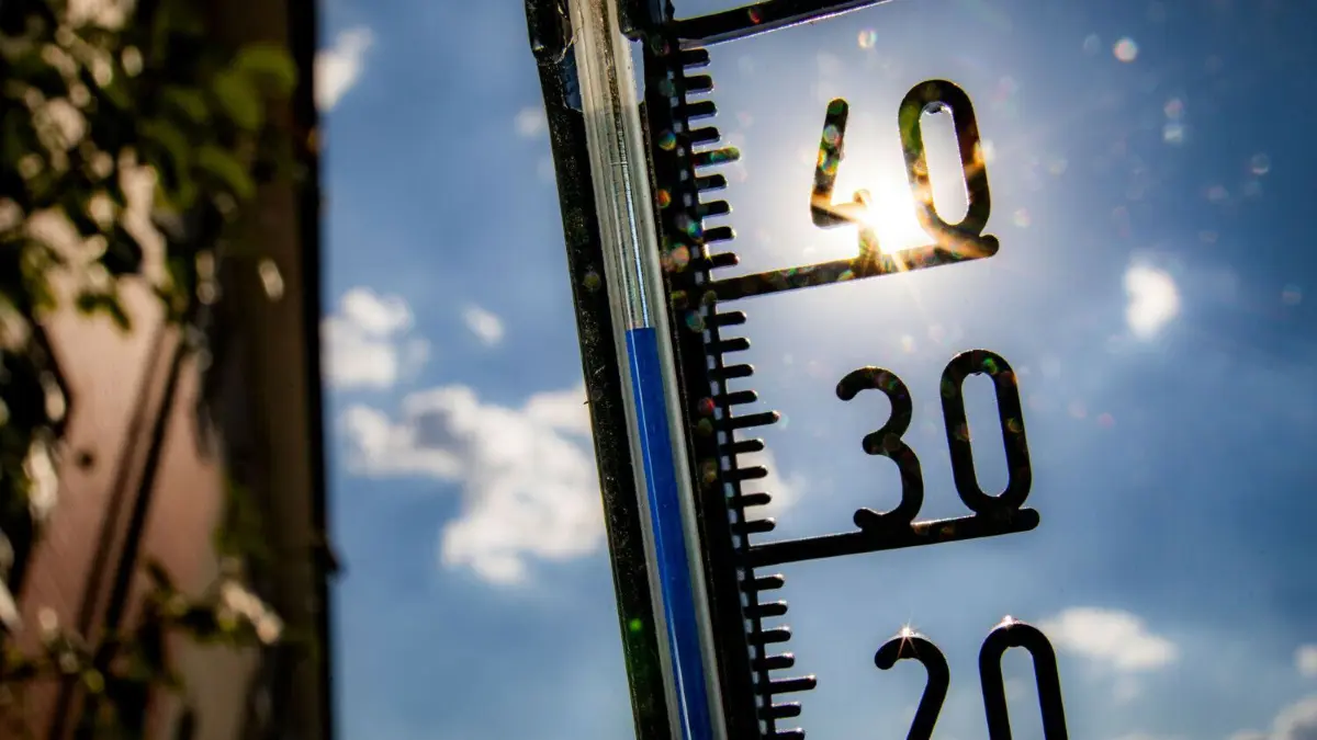 Ein Thermometer an einer Hauswand klettert in Richtung der 40-Grad-Marke. (Symbolbild)
ARCHIV - 26.07.2018, Hessen, Frankfurt/Main: ILLUSTRATION - Ein Thermometer an einer Hauswand klettert in Richtung der 40-Grad-Marke.Die Belastung für die Bevölkerung durch hohe Temperaturen ist auch in Sachsen-Anhalt hoch. Doch wer ist etwa für Schulen oder Pflegeheime bei den Kommunen in Sachen Hitzeschutz ansprechbar? (zu dpa: «Zahlreiche Landkreise und Städte haben keine speziellen Hitzekonzepte») Foto: Frank Rumpenhorst/dpa +++ dpa-Bildfunk +++