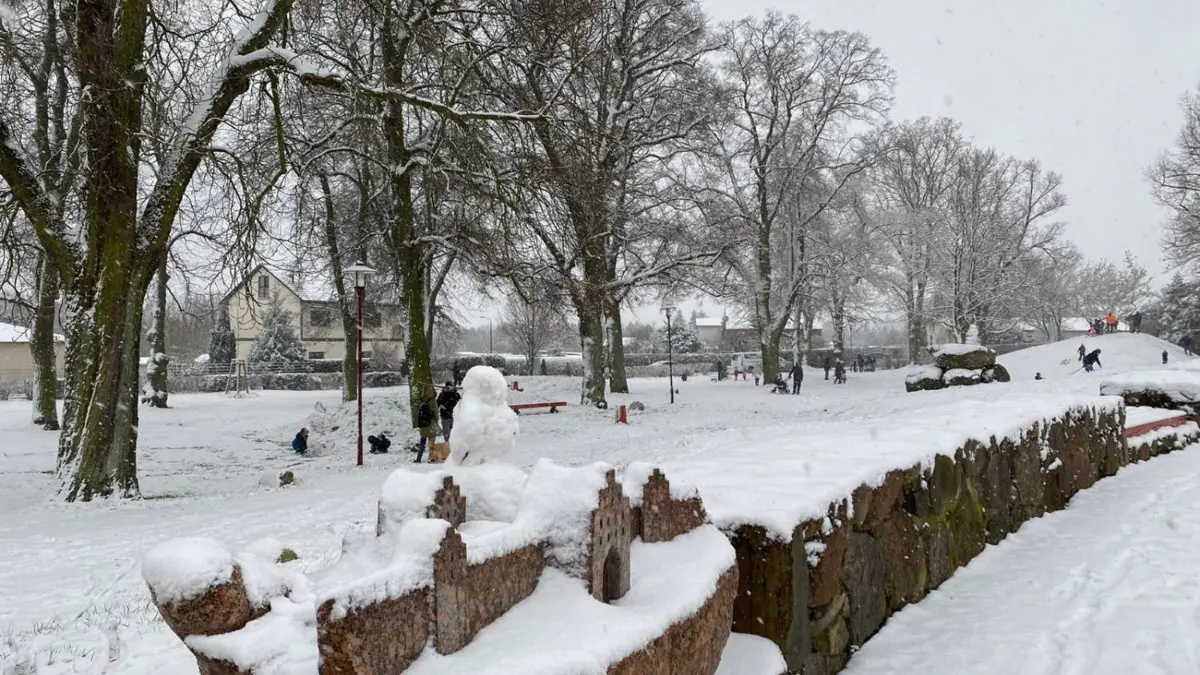 Winterfreuden: Der kleine Park im Kaisergarten liegt tief verschneit hinter der Stadtmauer mit dem nachgebildeten Schwedter Tor. Hier gibt es einen Rodelberg.
Winterfreuden: Der kleine Park im Kaisergarten liegt tief verschneit hinter der Stadtmauer mit dem nachgebildeten Schwedter Tor. Er ist zu einem beliebten Treffpunkt für Kinder und Familien geworden. Hier hatte die Stadt eine kleinen Rodelberg aufgeschüttet, als Ersatz für den Wall im Friedenspark, der bei der Sanierung der Stadtmauer weichen musste. Der Rodelberg im Kaisergarten ist bei Kindern aber genauso beliebt und bei diesem Winterwetter bevölkert. Traditionelle Rodelberge gibt es auch am Wolletzsee, vor allem die Wilhelmshöhe. Und auch am Mündesse in Dobberzin nutzen Kinder jede kleine Anhöhe zum Schliiten fahren. Und bleibt es länger frostig, den zugefrorenen See auch zum Schlittschuhlaufen.