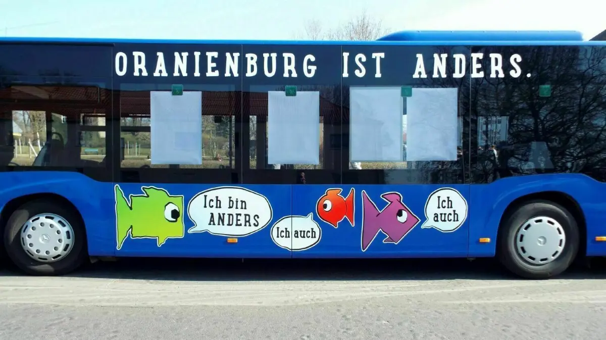 In Oranienburg wird seit Jahren eine Stadtbuslinie gefordert, um das ÖPNV-Angebot zu verbessern. Nun gibt es einen neuen Vorstoß. Die Stadt findet derweil zahlreiche Argumente dagegen.
Bus OVG Gegen Rechts Aktion
Louise Henriette Gymnasium Oranienburg
Schulpatin Dunja Hayali