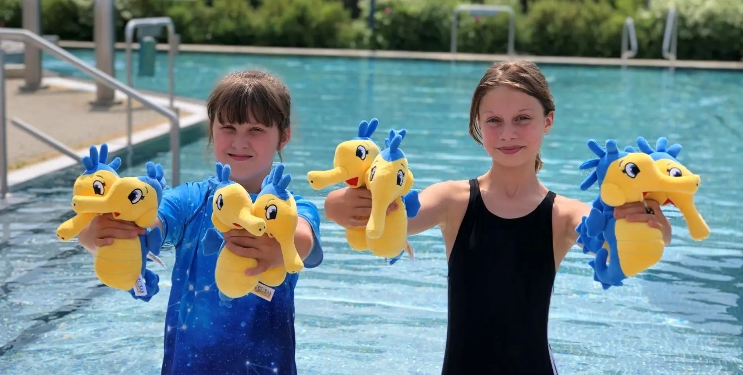 Annabell und Sophie (beide aus Seelow und beide 10 Jahre alt) zeigen im Inselbad Eisenhüttenstadt das neue Maskottchen Hugo Pferdinand vom Inselbad. Die beiden Mädchen waren aber nicht nur aus Spaß dort.