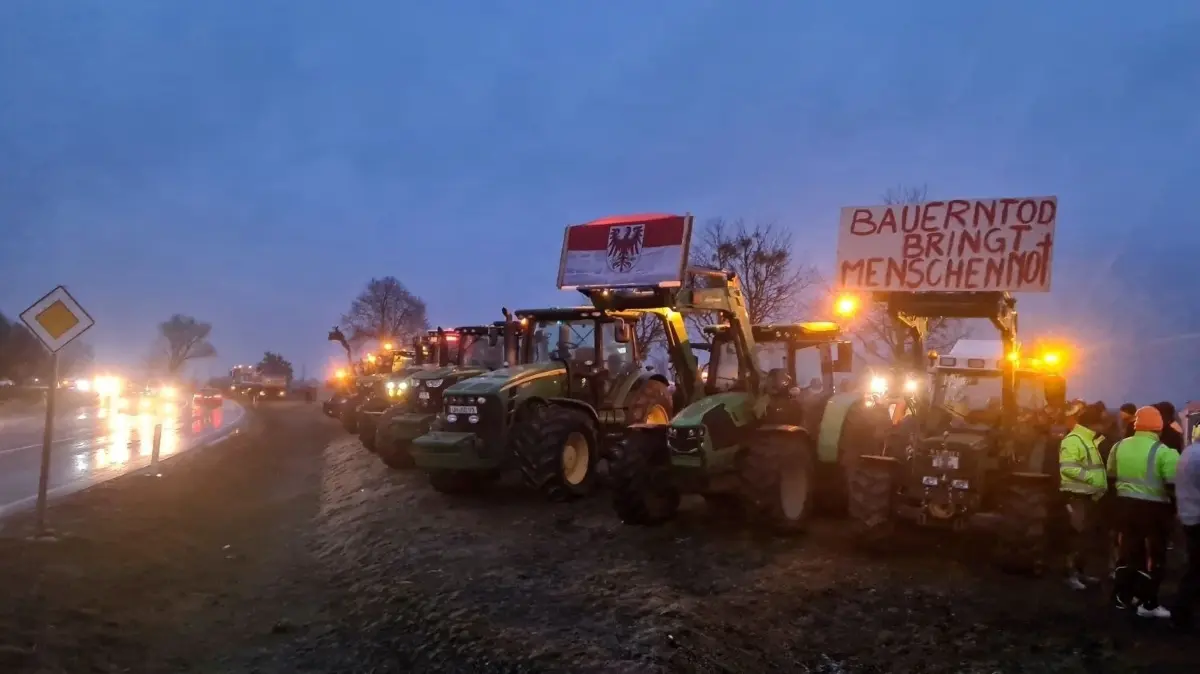 Bauernprotest im Barnim und in der Uckermark: Die Landwirte fühlen sich von der Politik im Stich gelassen. Einige Parteien werben nun mit fragwürdigen Methoden um die Stimmen der Protestierenden.
Am 04.01.2024 trafen sich viele Bauern und Sympathisanten an der Ziethener Spinne (Kreuzung B198 und Abzweig nach Eberswalde) bei einem Mahnfeuer, um die Aktionen am 08.01.2024 abzusprechen. Sie kamen mit Traktoren, Transportern und PKWs mit orangenen Rundumleuchten, die in der blauen Stunde weithin sichtbar waren. Autofahrer hupten im Vorbeifahren und brachten so ihre Verbundenheit zum Ausdruck. Die Polizei vor Ort sorgte für einen reibungslosen Ablauf.