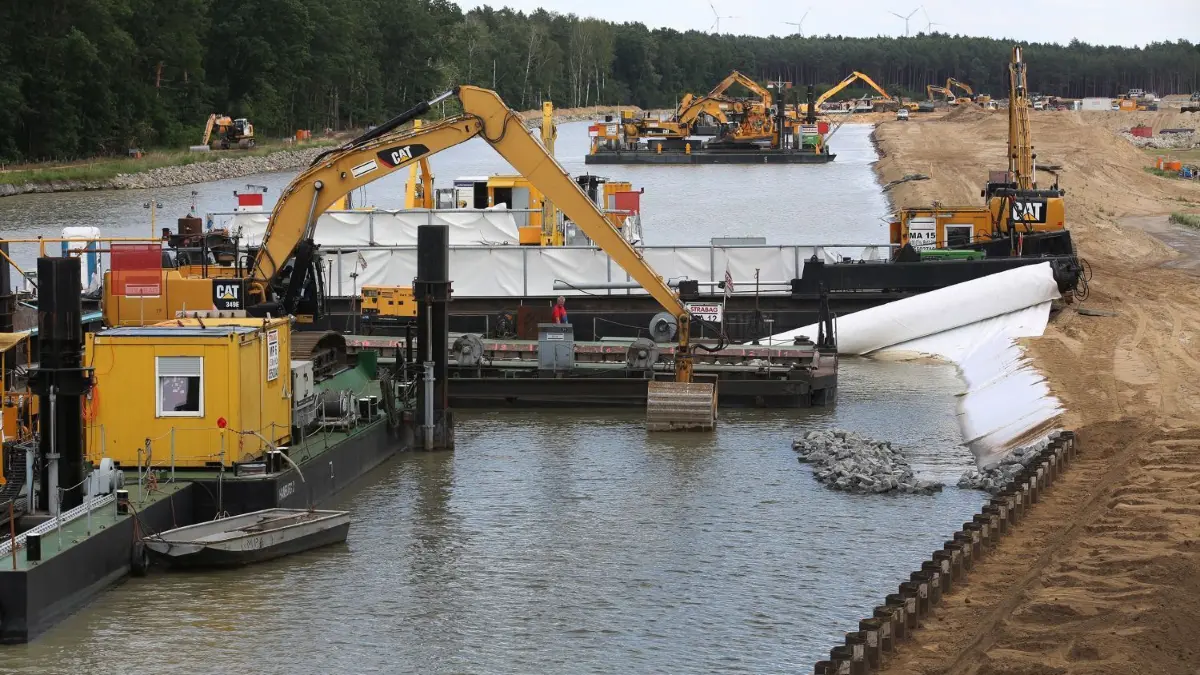 Großbaustelle im Landkreis: Für die Verbreiterung des Oder-Havel-Kanals werden 65 Millionen Euro aufgewendet. Ein Viertel ist im September geschafft. Im Herbst kommt es auf der Baustelle zu einem Arbeitsunfall, bei dem ein 36-Jähriger das Leben verliert.
Ausbau Oder-Havel-Kanal bei Finowfurt am 3.07.2020