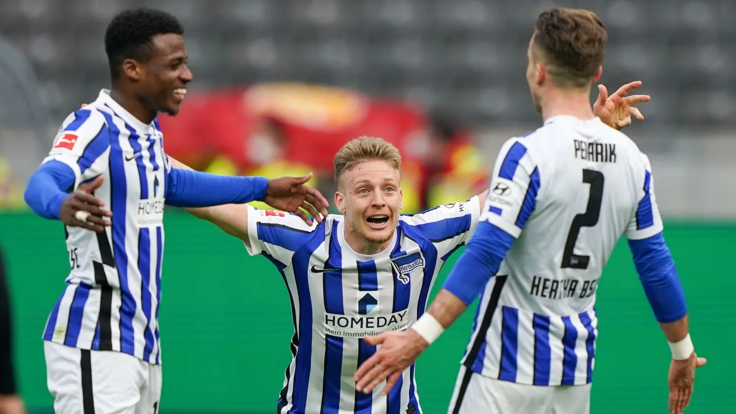 Hertha BSC gewinnt das Nachholspiel gegen den SC Freiburg. Hier jubeln die Berliner (v.l.) Javairo Dilrosun, Santiago Ascacibar und Peter Pekarik nach dem 2:0.