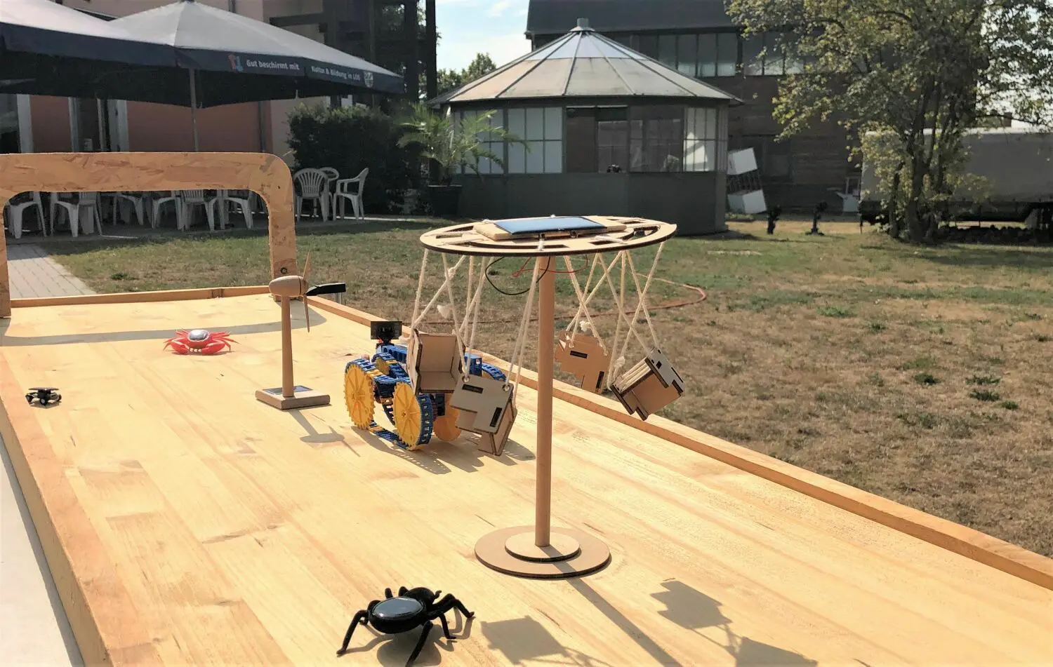 Kleiner Solarspielplatz auf dem Gelände des Wettermuseums Lindenberg: Alles bewegt sich durch die Kraft der Sonne.