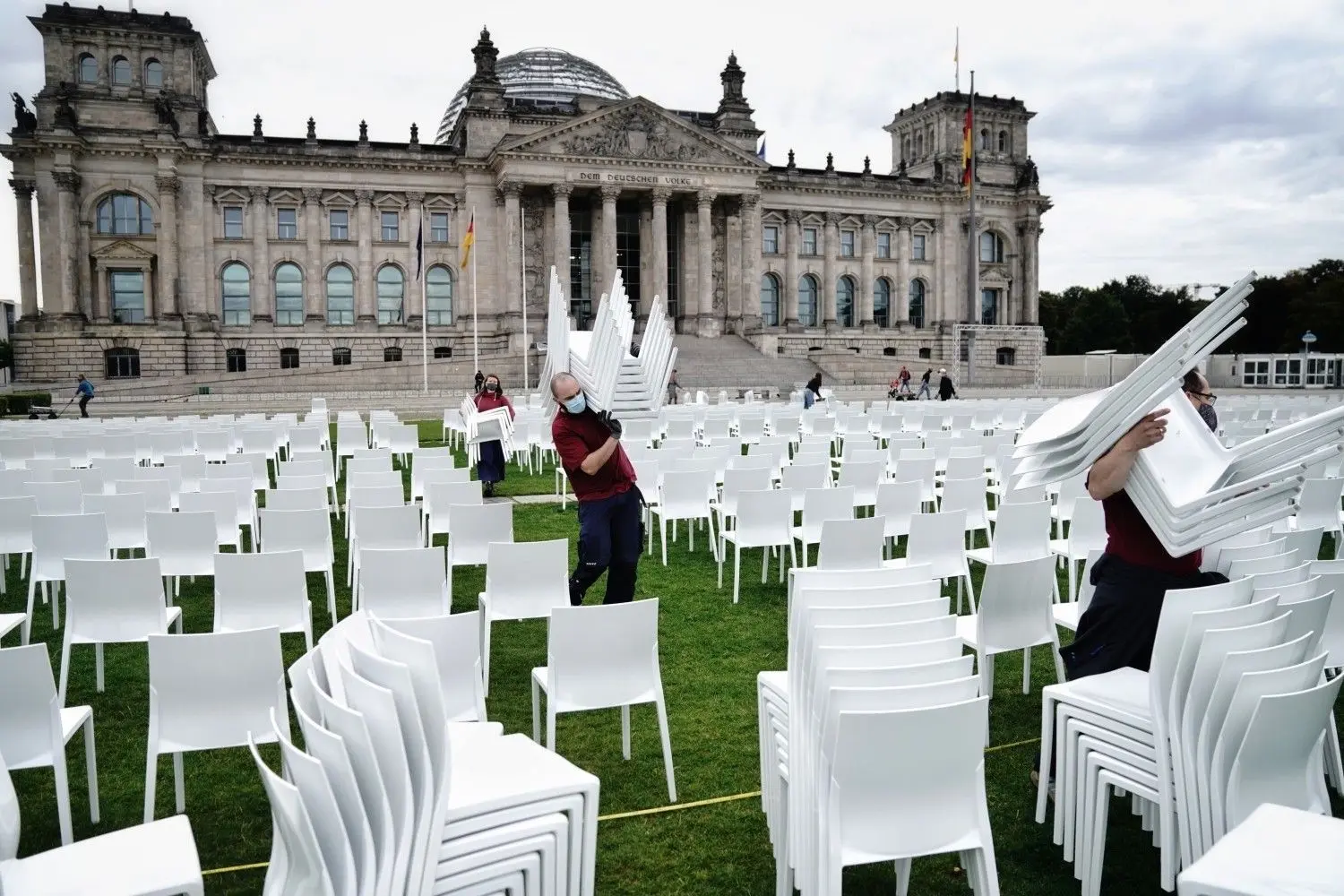 Aktivisten: Weiße Stühle auf dem Platz der Republik vor dem Reichstagsgebäude auf. Sie symbolisieren die Flüchtlinige in Moria.