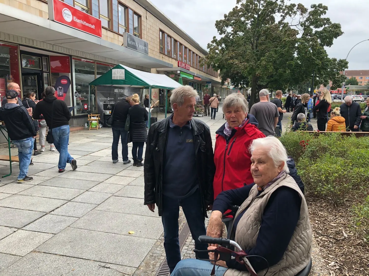 Jörg Friedrich. Christine Nickel und Waltraud Beige ließen sich das Musik-Event in der Lindenallee nicht entgehen.