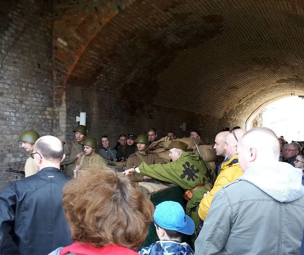In der Festung Küstrin: Das polnische Museum in der Altstadt hatte aus Anlass des Endes der Schlacht um Küstrin 1945 im Berliner Tor der Küstriner Altstadt Fundstücke präsentiert.