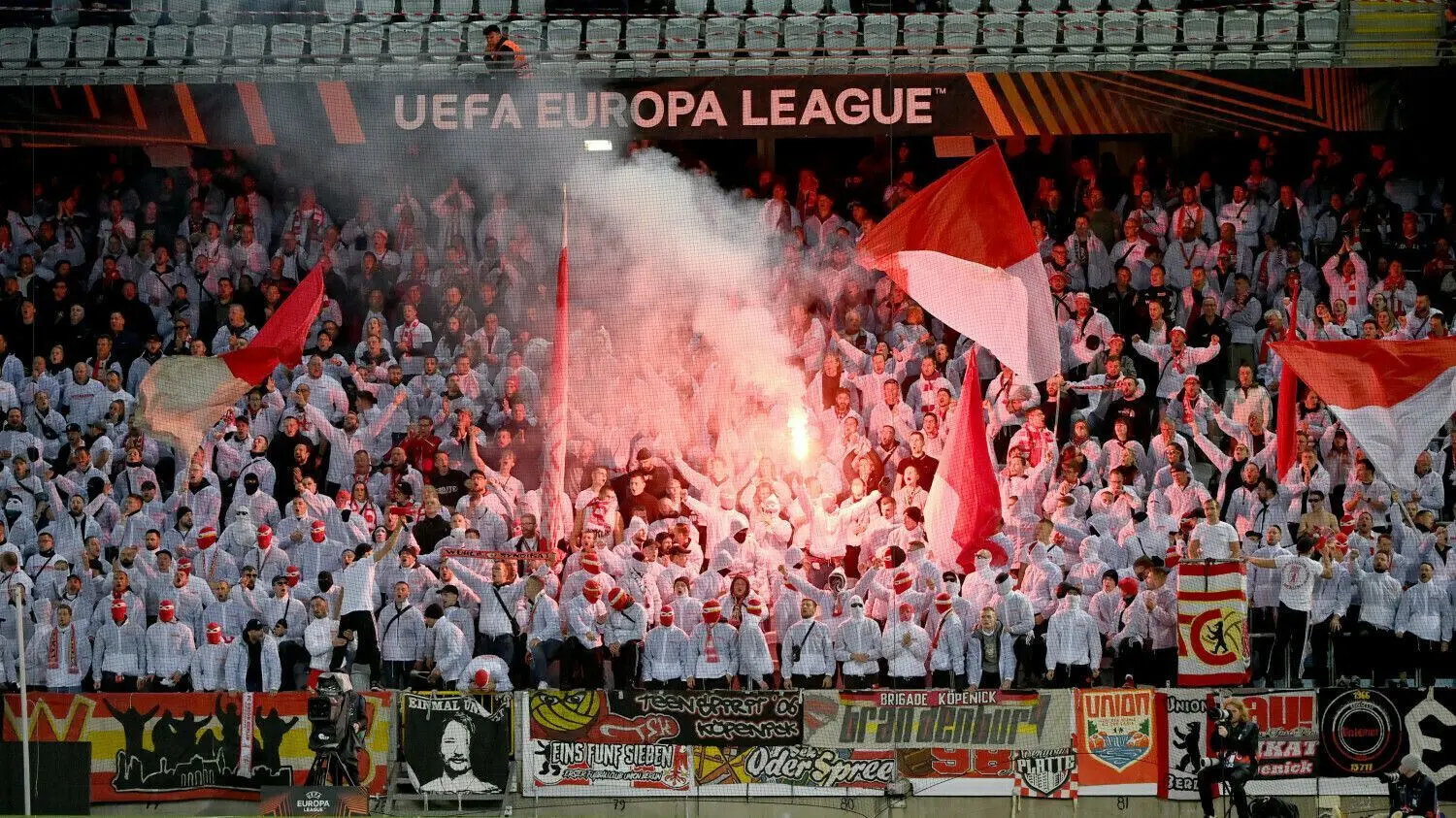 Beim Spiel zwischen Malmö FF und Union Berlin wurde Pyrotechnik durch beide Fanlager gezündet.