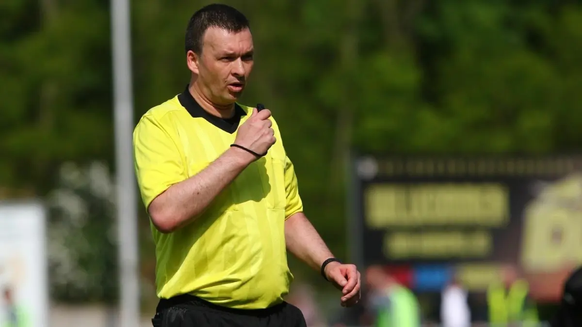 Frank Heinze (Grün-Weiß Großbeeren): Das brisante Duell des TuS Sachsenhausen gegen Grün-Weiß Ahrensfelde leitete er souverän. Zwei Gelbe zückte er.
Saison 2022/2023 Fußball Schiedsrichter Referee