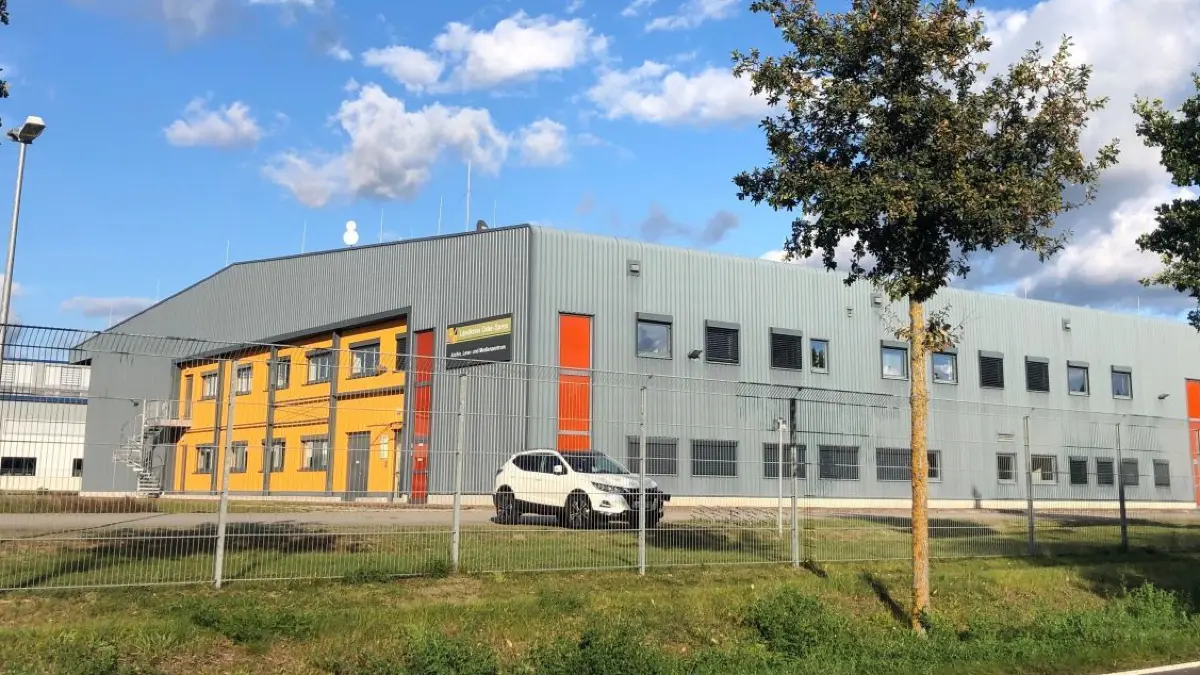 Am Feuerwehr und Katastrophenschutz Technischen Zentrum (FKTZ) in Fürstenwalde sind aufwändige Umbau-Maßnahmen geplant.
Auf dem Hinterhof des FKTZ in Fürstenwalde soll neben einer neuen Fahrzeughalle auch ein Übungsplatz entstehen.