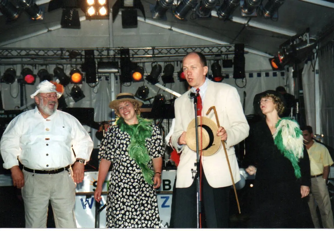 Strandbadfest 1990: Peter Skodowski, Petra Sankowski, Reinhold Dellmann, Claudia Schmid-Rathjen (v.l.) rocken die Bühne.