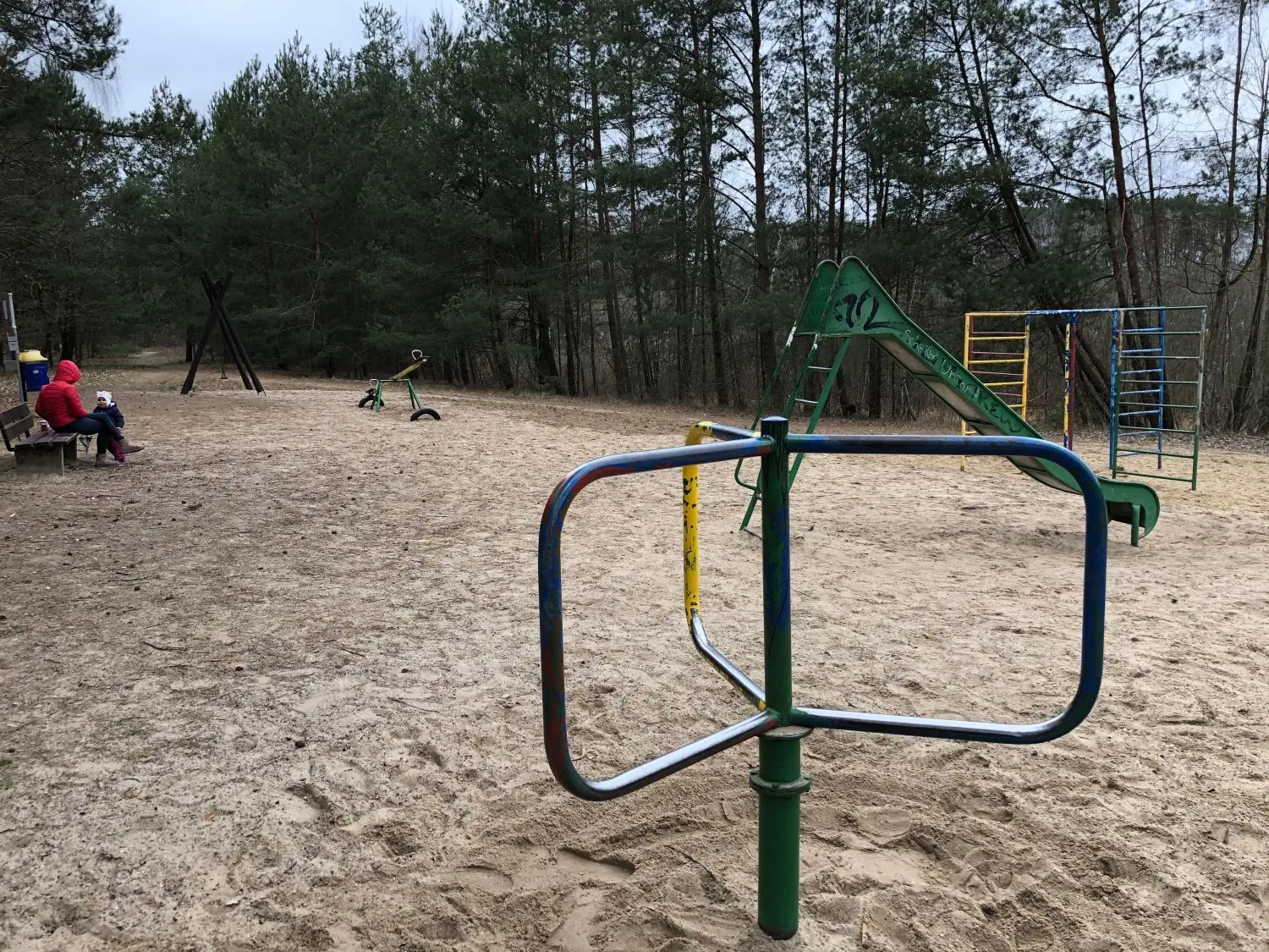 Nassenheide, der traurig aussehende Spielplatz am Waldsee wird aufgehübscht.