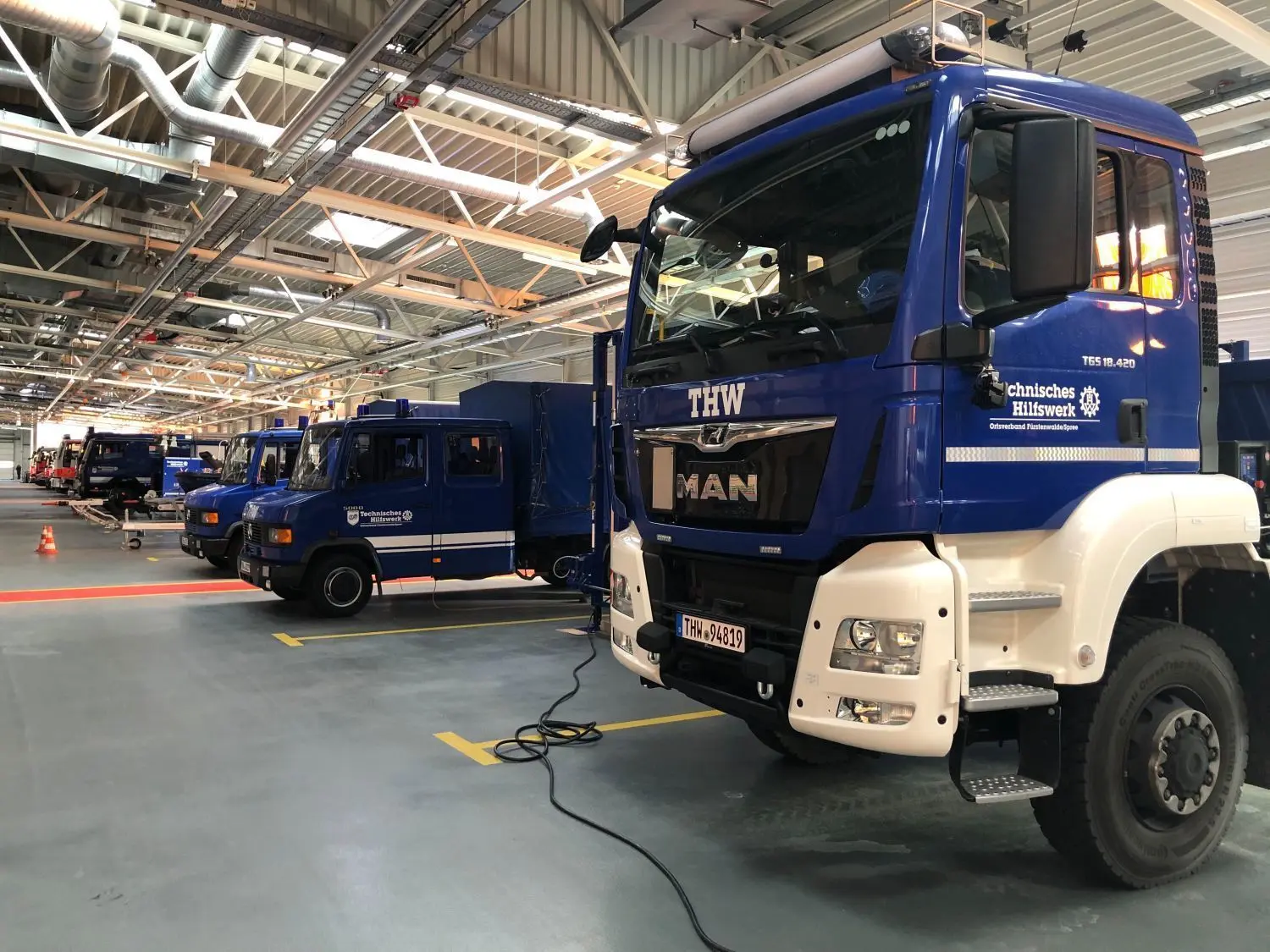 Geballte Technik: In der Halle an der Lise-Meitner-Straße in Fürstenwalde stehen die Fahrzeuge des Technischen Hilfswerks (THW) einsatzbereit.