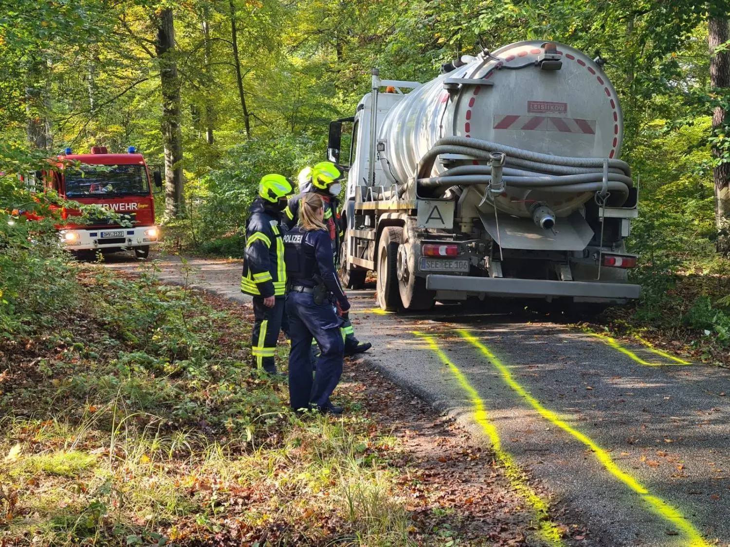 Der Güllelaster überrollte eine Fahrradfahrerin auf dem Radweg bei Schmachtenhagen. Die Frau wird schwer verletzt und mit einem Rettungshubschrauber ins Krankenhaus gebracht.