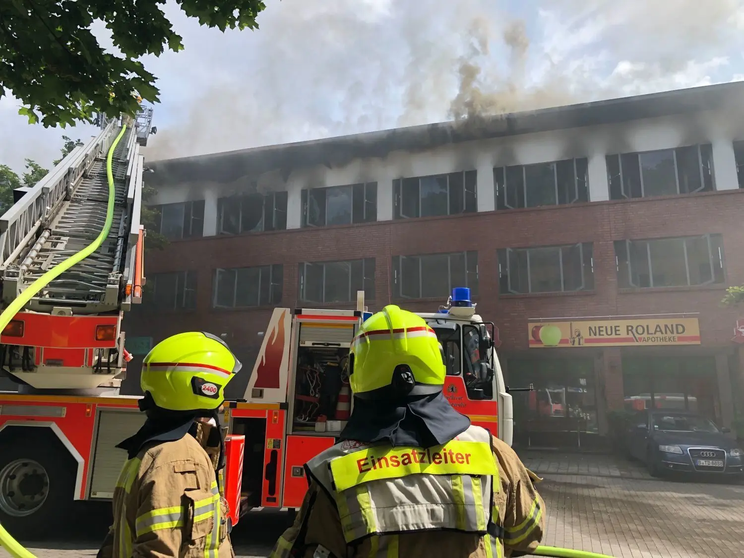 Zirka 30 Menschen müssen am Freitag, 15. Juli, aus einem Wohn- und Geschäftshaus an der Glienicker Spitze evakuiert werden. Dort war ein Feuer ausgebrochen. Die Feuerwehr war mit mehr als einhundert Einsatzkräften vor Ort. Die Löscharbeiten dauerten Stunden.