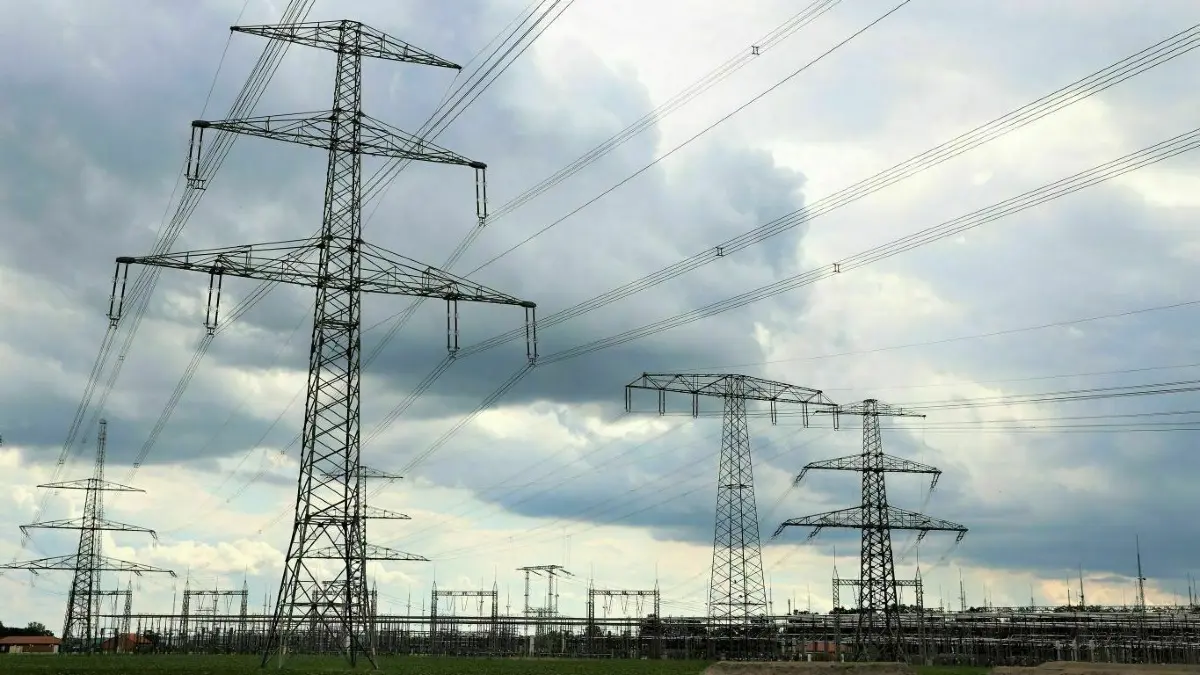 Höchstspannung: Am Umspannwerk Vierraden steht ein 50 Meter hoher Strommast (l.) der neuen 380-kV-Leitung neben der alten Freileitung mit 220-kV und 25 Meter hohen Masten aus DDR-Zeiten.
Schwedt: 50Hertz baut Freileitung Uckermark-Leitung bei Schwedt