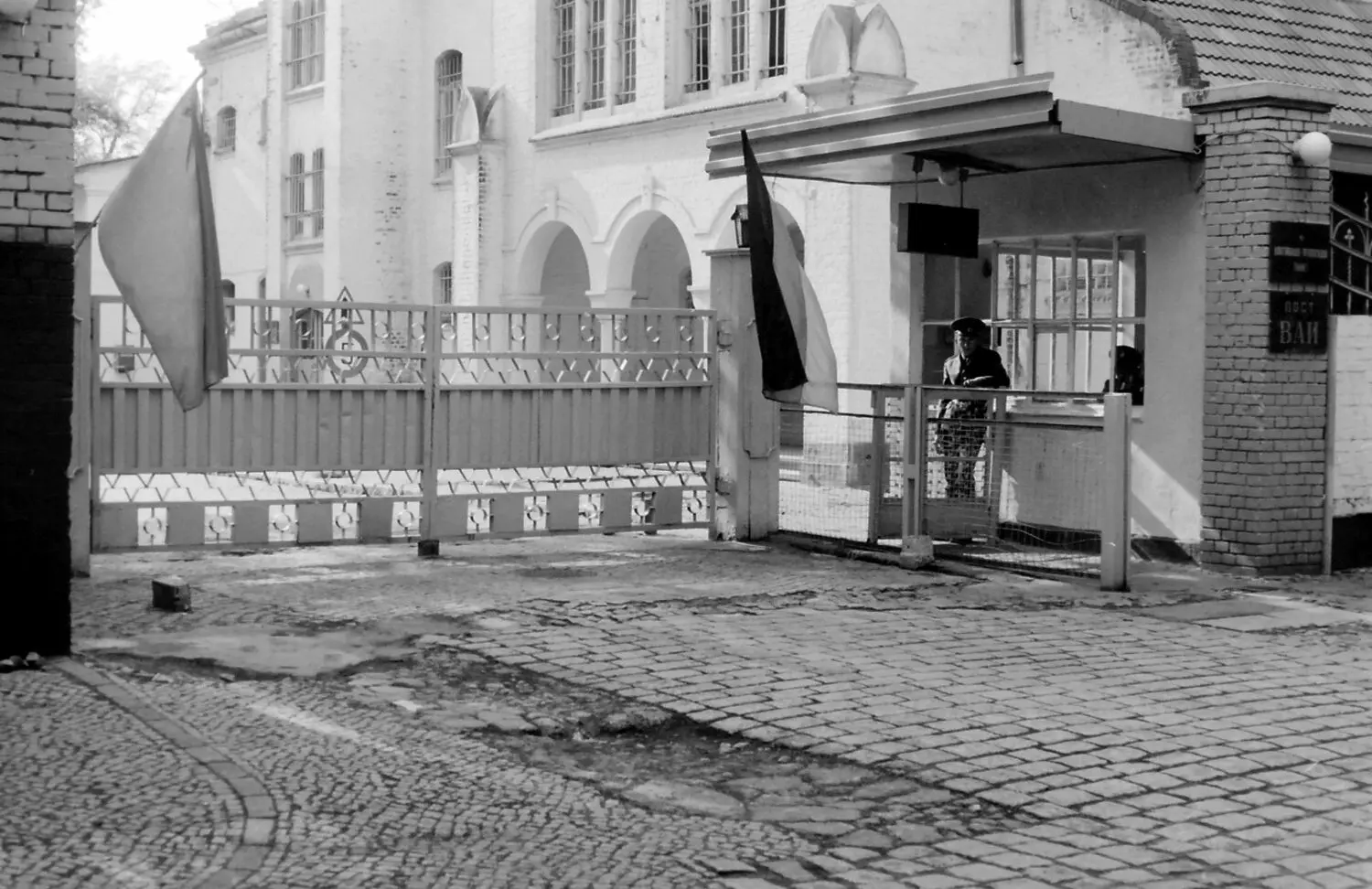 Am 8. Mai 1990 wehte eine Deutschlandfahne am Kasernentor der Roten Armee an der Fehrbelliner Straße in Neuruppin.