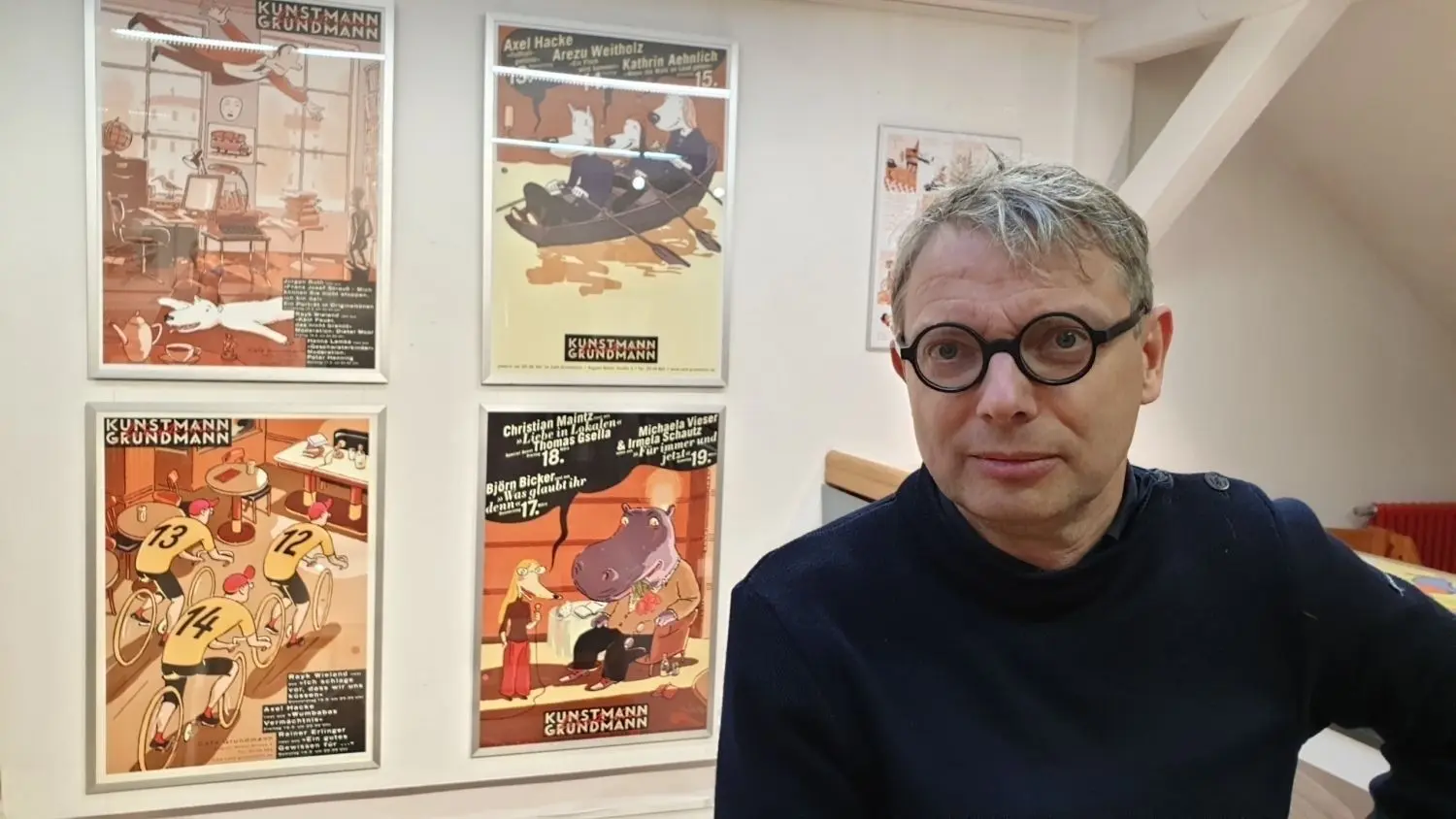 Thomas M. Müller vor einem kleinen Teil seines (in dem Fall großformatigen) Schaffens, dem die neue Ausstellung in der Kunstgalerie „Sonnensegel“ gewidmet ist.