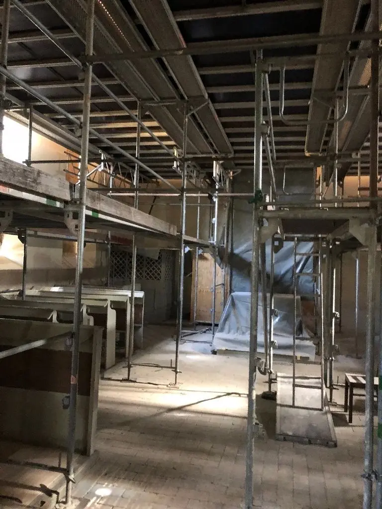 Blick ins Kirchenschiff, das derzeit noch durch die Gerüste verstellt ist. Sie werden abgebaut, wenn die Malerarbeiten ausgeführt sind.