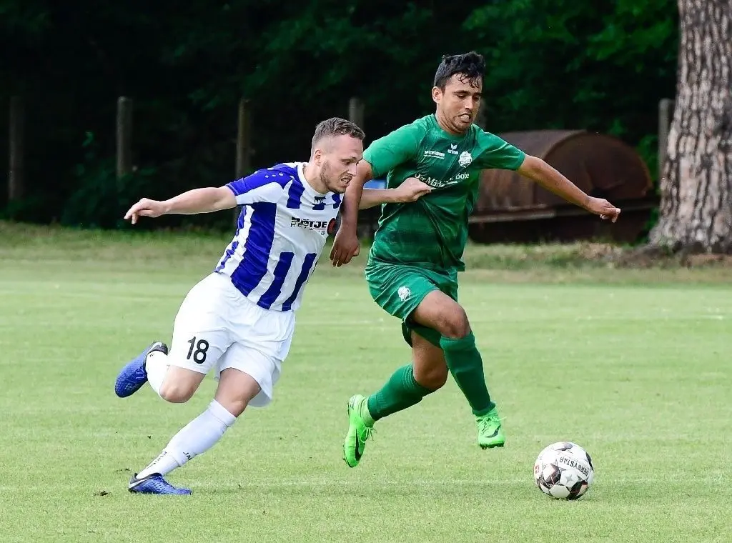Voller Einsatz trotz großer Hitze: Briesens Jacob Naskrenski (links) kämpft mit Wackers Torjäger Mohammad Naser Afzal, der diesmal nicht traf, um den Ball.