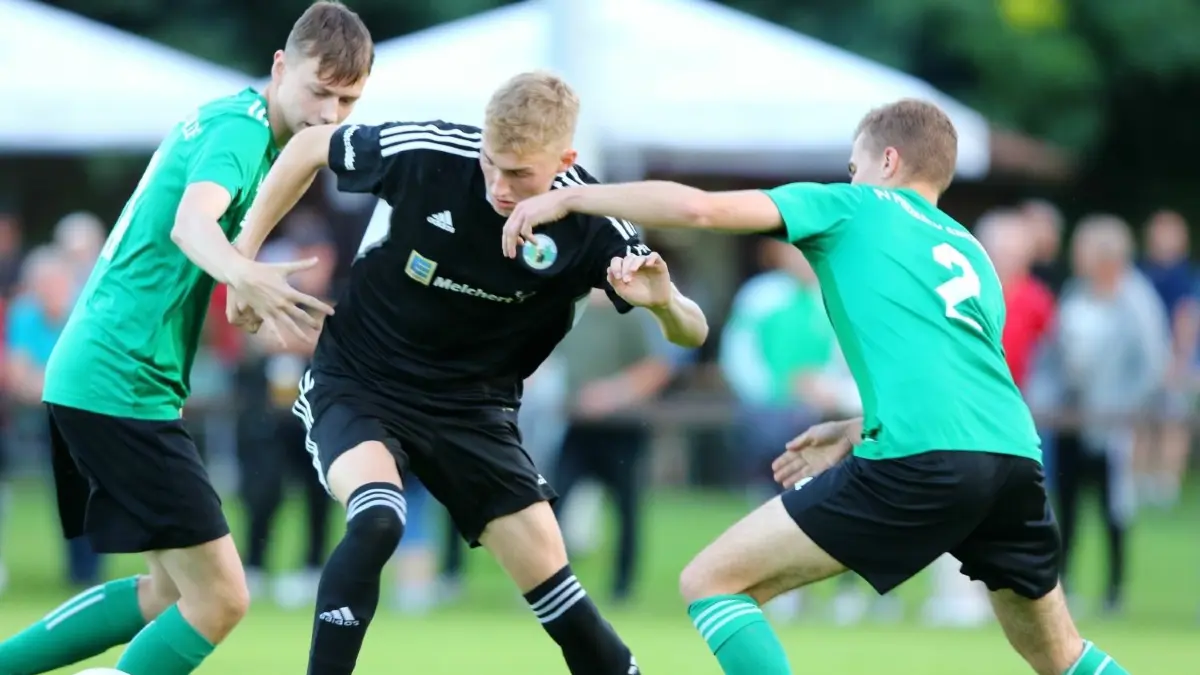 Wieder einen Höherklassigen gesucht: Der FSV Schorfheide Joachimsthal (hier Julius Schneider am Ball) wählt seine Testspielpartner weitgehend aus ranghöheren Gefilden. Am Freitagabend präsentierte sich mit Preussen Eberswalde schon der dritte Brandenburgligist beim FSV.
Saison 2023/2024 Fußball Landesklasse Schorfheide Joachimsthal