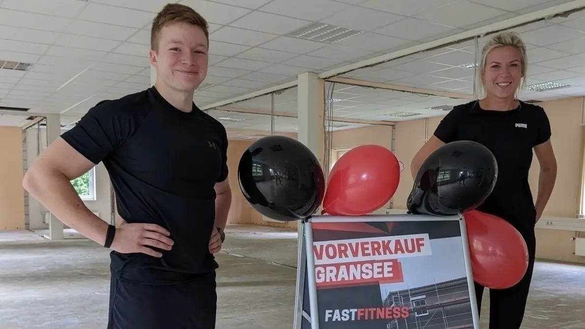 Falko Steinke (hier mit seiner ehrenamtlichen Helferin Carolin Ulbrich) will in Gransee ein Fitnessstudio eröffnen – mit einer ganz besonderen Geschäftsidee.