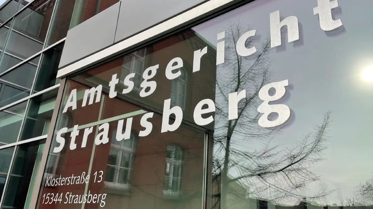 Vor dem Amtsgericht Strausberg musste sich am Montag (4. April) ein Bestatter aus Märkisch-Oderland wegen Betruges verantworten. Der Angeklagte bestreitet die Vorwürfe. Welche Beweise gibt es?