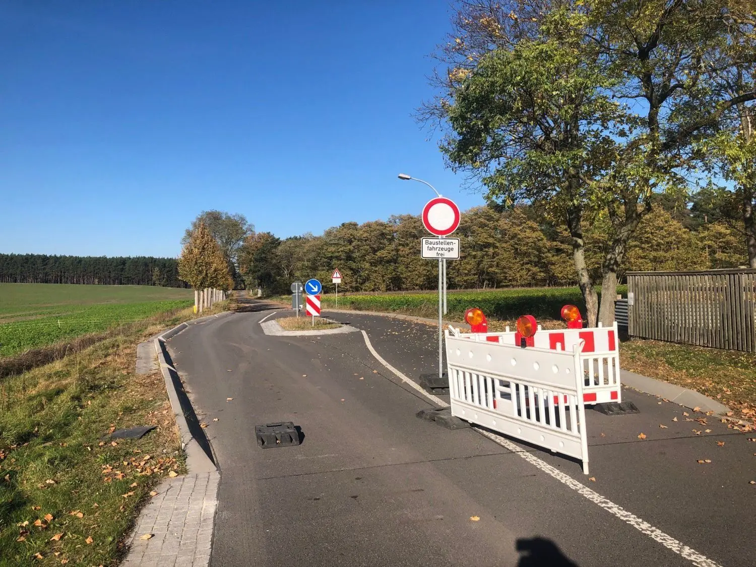 Das Kreisstraßennetz in Oder-Spree ist weitgehend intakt, doch bei den aktuellen Arbeiten hakt es. Die Baustelle zwischen Leißnitz und Kummerow (Friedland) ist seit Monaten verwaist, die Straße gesperrt – nur hin und wieder mogelt sich einer hindurch und schiebt die Absperrung beiseite.