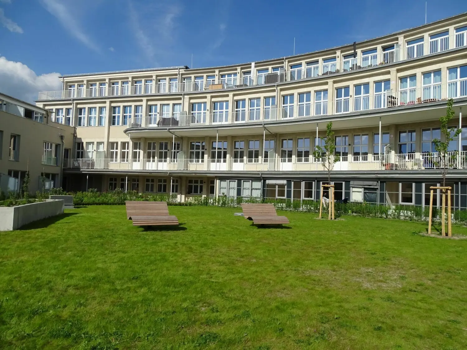 Der Innenhof des Speisehauses der Nationen im Mai 2022. Die Sanierung ist abgeschlossen, die ersten Bewohner eingezogen. Das zweite Foto zeigt den Zustand von 2018.