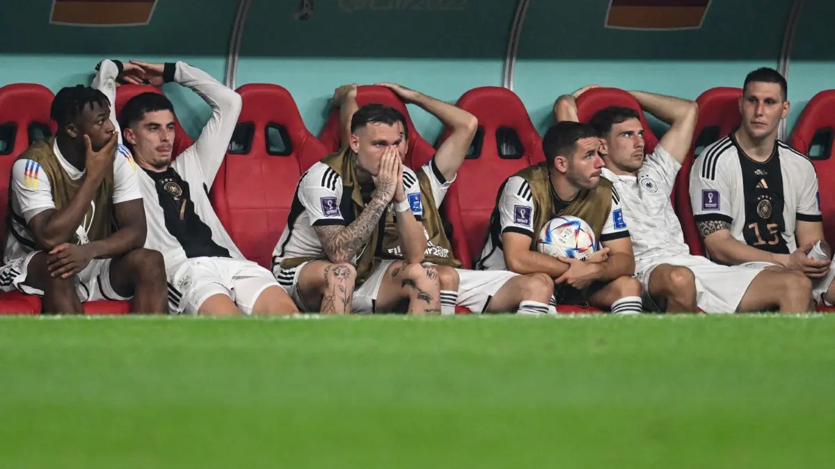 Raus ohne Applaus. Ein Weiterkommen beim Turnier in Katar hätte sich für die deutschen Nationalspieler nicht nur sportlich gelohnt. Das waren die ausgehandelten Prämien...
Fußball, WM 2022 in Katar, Costa Rica - Deutschland, Vorrunde, Gruppe E, Spieltag 3, im Al-Bait Stadion, Deutschlands Spieler (vl) Armel Bella-Kotchap, Kai Havertz, David Raum, Christian Günter, Leon Goretzka und Niklas Süle sitzen nach dem Spiel auf der Ersatzbank. +++ dpa-Bildfunk +++