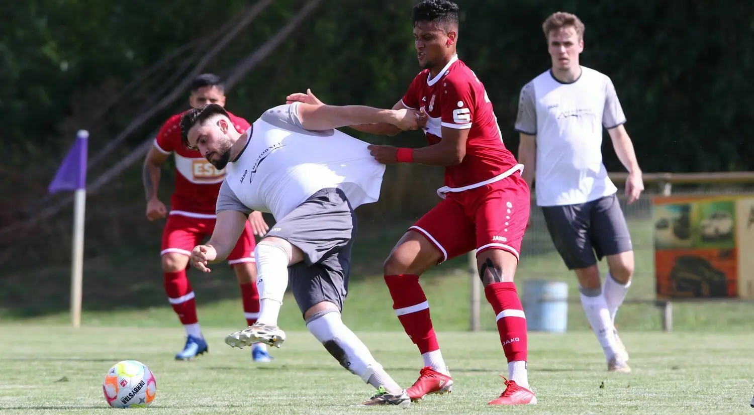 Ab in den Tabellenkeller: Das Team des SV Altlüdersdorf startete am ersten Spieltag mit einer 0:5-Pleite auf eigenem Platz in die Brandenburgliga-Saison. Einer der Torschützen war der Brasilianer Matheus Tosta Cesario (rechts). Hier versuchte er Yildrim Kaan Bektas am Trikot zu halten.