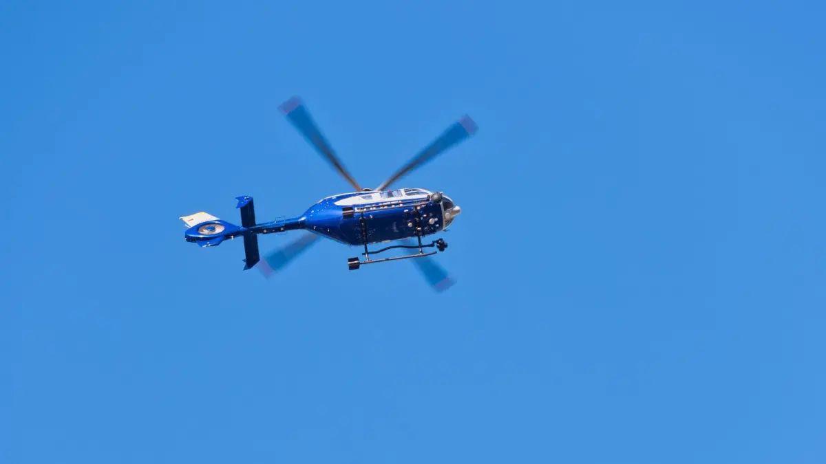 Mit einem Großaufgebot war die Polizei an der Neiße bei Forst im Einsatz. Auch ein Hubschrauber wurde angefordert.
Polizeihubschrauber Symbolfoto