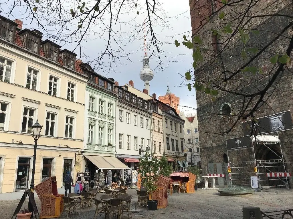 Altberliner Flair: Das Viertel rund um die historische Nikolaikirche wurde zu DDR-Zeiten in Teilen originalgetreu rekonstruiert. Wer durch die Gassen nicht weit vom Alexanderplatz schlendert, kann viele kleine schöne inhabergeführte Geschäfte entdecken.