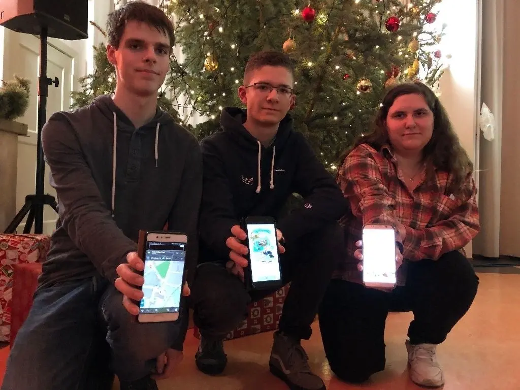 Etwas Nützliches mit dem Smartphone anstellen: Felix Maximilian Kallnischkies, Elmar Hartmann und Angelique Anders (v.l.) vom Oberstufenzentrum Palmnicken haben mit der Whereigo-App Führungen durch Fürstenwalde programmiert.