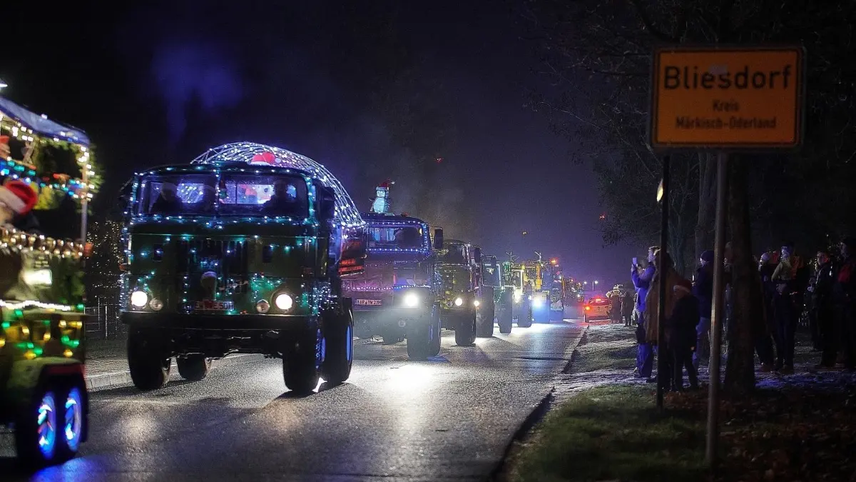 Die Lichterfahrt der Oderland Bauern 2022 führte die Fahrzeuge auch im vergangenen Jahr nach Bad Freienwalde, Strausberg und Seelow.
Lichterfahrt der Oderland-Bauern