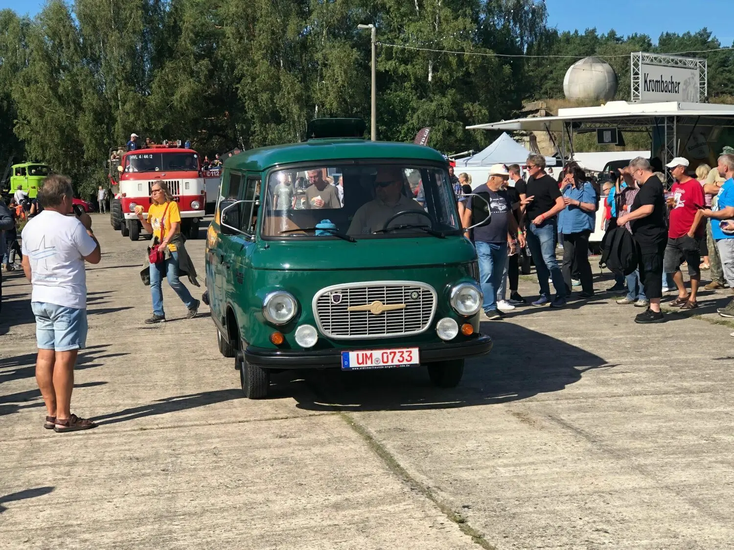 Barkas im Einsatz: Die Fahrzeugparade gehört zu den Publikumsmagneten beim Museumsfest im Luftfahrtmuseum Finowfurt. Der Kleinbus aus DDR-Produktion, Baujahr 1978, hat nur 45 PS und deshalb einen noch verhältnismäßig moderaten Verbrauch. Das Auto gehört Markus Holtzmann aus Angermünde.