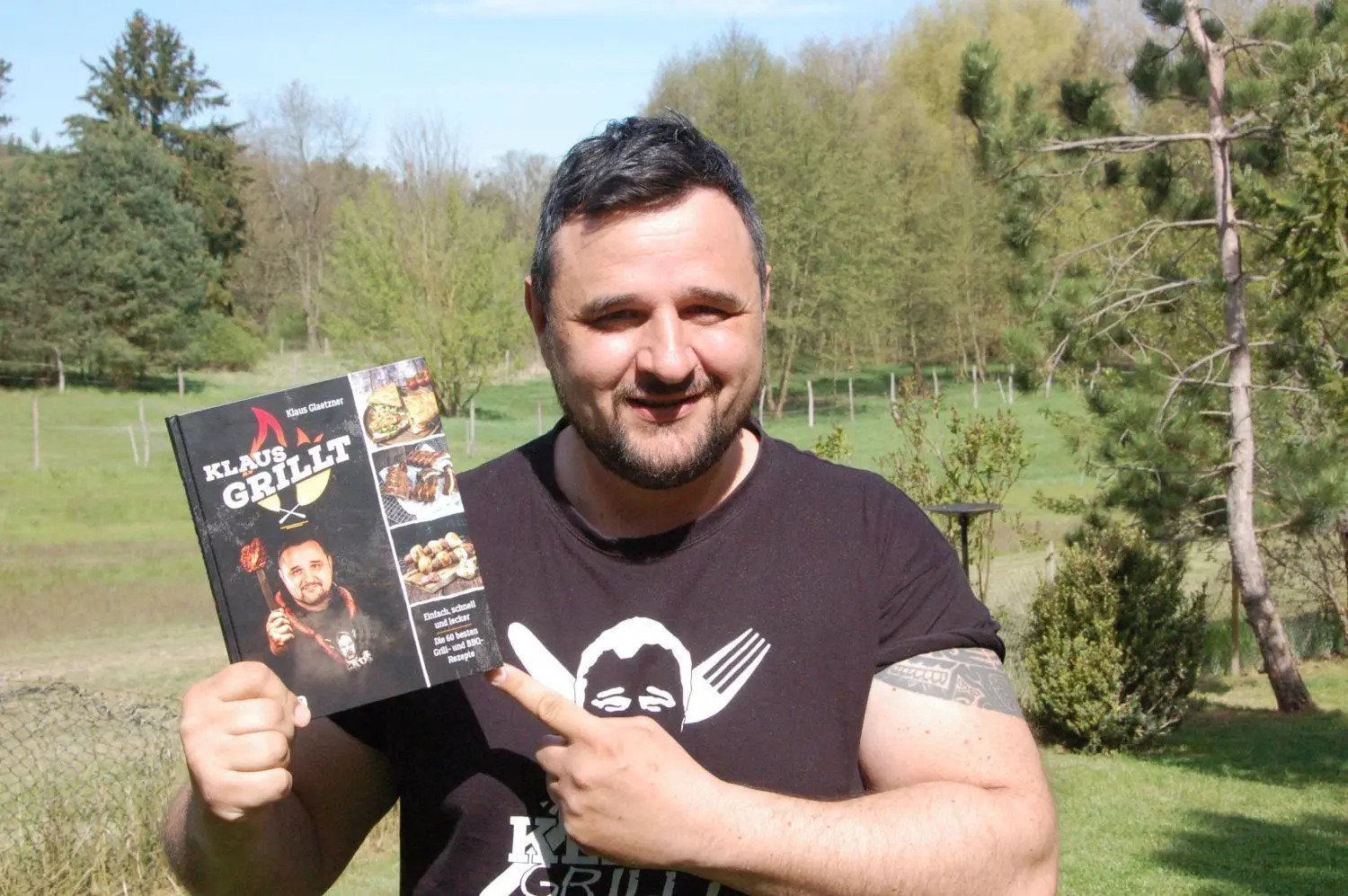 Solz aufs Buch: YouTube-Star-Griller Klaus Glaetzner (45) aus Hohenwutzen mit seinem Buch „Klaus grillt“, das am 18. Mai erscheint.